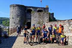 Devant-le-chateau-de-Rochehaut
